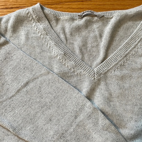 Everlane Soft Cotton V-Neck in Heather Grey | XXS - Picture 2 of 8